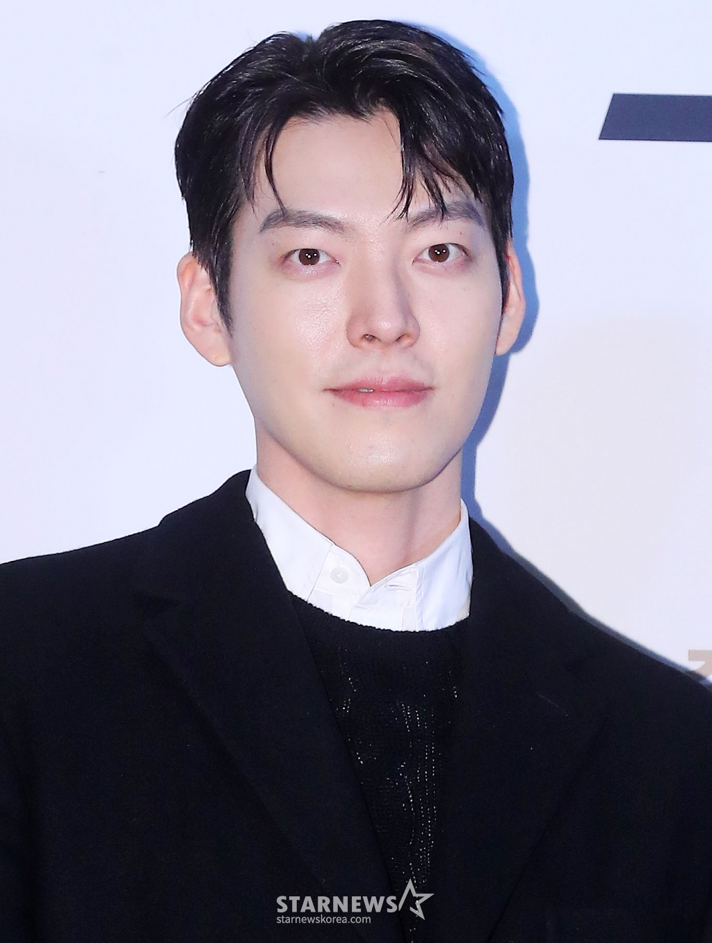 배우 김우빈이 5일 오후 서울 용산구 아이파크몰 CGV에서 진행된 영화 '외계+인 2부' VIP시사회에 참석해 포즈를 취하고 있다. '외계+인' 2부는 치열한 신검 쟁탈전 속 숨겨진 비밀이 밝혀지는 가운데 현재로 돌아가 모두를 구하려는 인간과 도사들의 이야기를 그린 영화. 1부의 주역 류준열, 김태리, 김우빈, 염정아, 조우진, 김의성의 시너지와 더불어 1부에서 감춰졌던 활약을 펼칠 이하늬와 새롭게 합류한 맹인 검객 '능파' 역의 진선규가 더욱 풍성한 재미를 전할 예정이다. 오는 10일 개봉. 2024.01.05 /사진=김창현