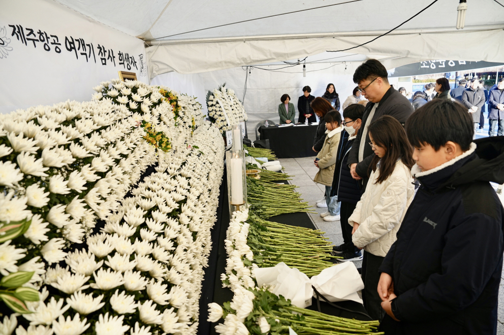 (광주=뉴스1) 박준배 기자 = 31일 오후 동구 5·18민주광장에 마련된 ‘제주항공 여객기 참사 희생자 합동분향소’를 찾은 시민들이 희생자를 추모하고 있다.(광주시 제공)2024.12.31/뉴스1 Copyright (C) 뉴스1. All rights reserved. 무단 전재 및 재배포, AI학습 이용 금지. /사진=(광주=뉴스1) 박준배 기자
