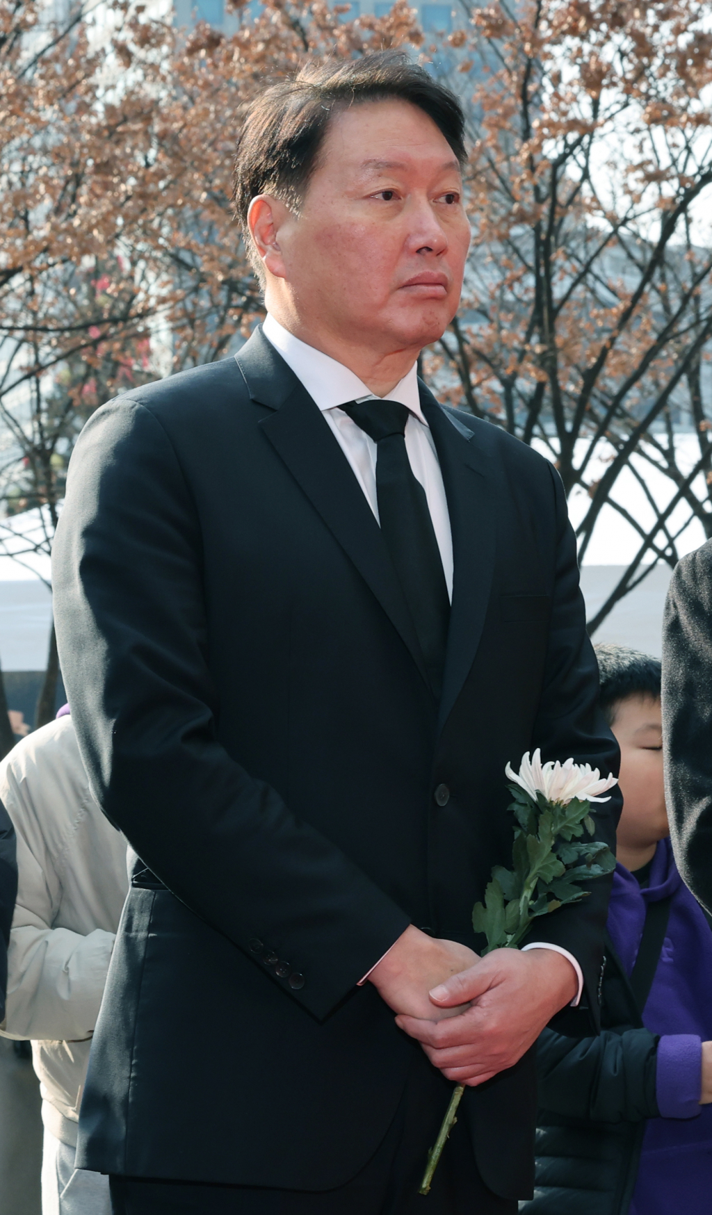 최태원 대한상공회의소 회장이 1일 서울 중구 서울광장에 마련된 제주항공 여객기 희생자 합동분향소에서 조문을 하고 있다. /사진제공=뉴스1