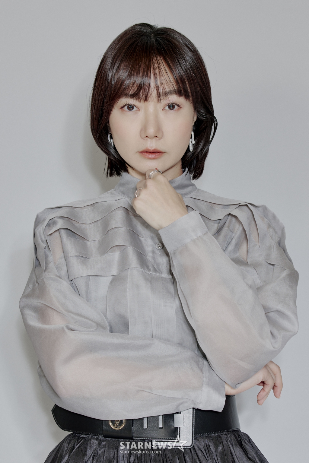 배우 배두나가 29일 오후 서울 종로구 소격동의 한 카페에서 진행된 쿠팡플레이 '가족계획' 관련 인터뷰를 위해 포즈를 취하고 있다. 극 중 배두나는 특별한 능력의 소유자이자 아이들에게 만큼은 다정한 엄마 영수 역할을 맡아 열연했다. '가족계획'은 기억을 자유자재로 편집할 수 있는 특수한 능력을 가진 엄마 한영수(배두나)가 가족들과 합심하여 악당들에게 지옥을 선사하는 이야기. '보이스'(2021) 김곡·김선 쌍둥이 형제 감독이 메가폰을 잡았다. / 사진제공=쿠팡플레이 /사진=김창현 chmt@
