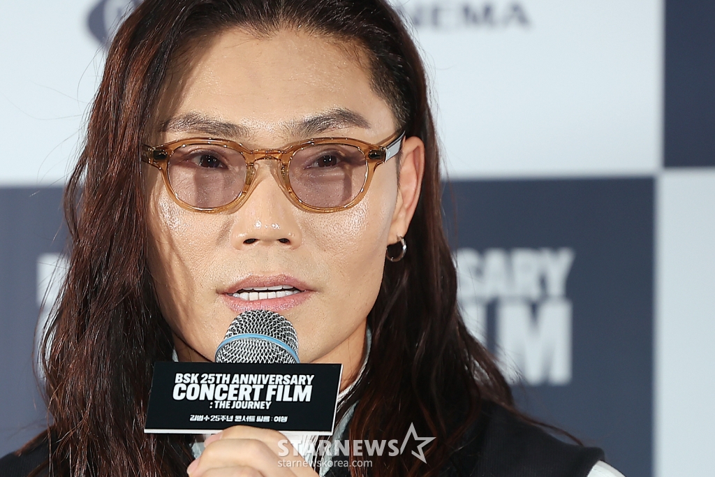 (서울=뉴스1) 김진환 기자 = 가수 김범수가 6일 오후 서울 광진구 롯데시네마 건대입구에서 열린 자신의 25주년 콘서트 실황을 담은 영화 ‘김범수 25주년 콘서트 필름: 여행’ 기자간담회에 참석해 취재진 질문에 답변하고 있다. ‘김범수 25주년 콘서트 필름: 여행’은 김범수 데뷔 25주년 기념 투어 콘서트 ‘여행, The Original’ 무대와 그의 음악과 삶을 조명하는 이야기를 담은 영화다. 2024.12.6/뉴스1 Copyright (C) 뉴스1. All rights reserved. 무단 전재 및 재배포, AI학습 이용 금지. /사진=(서울=뉴스1) 김진환 기자