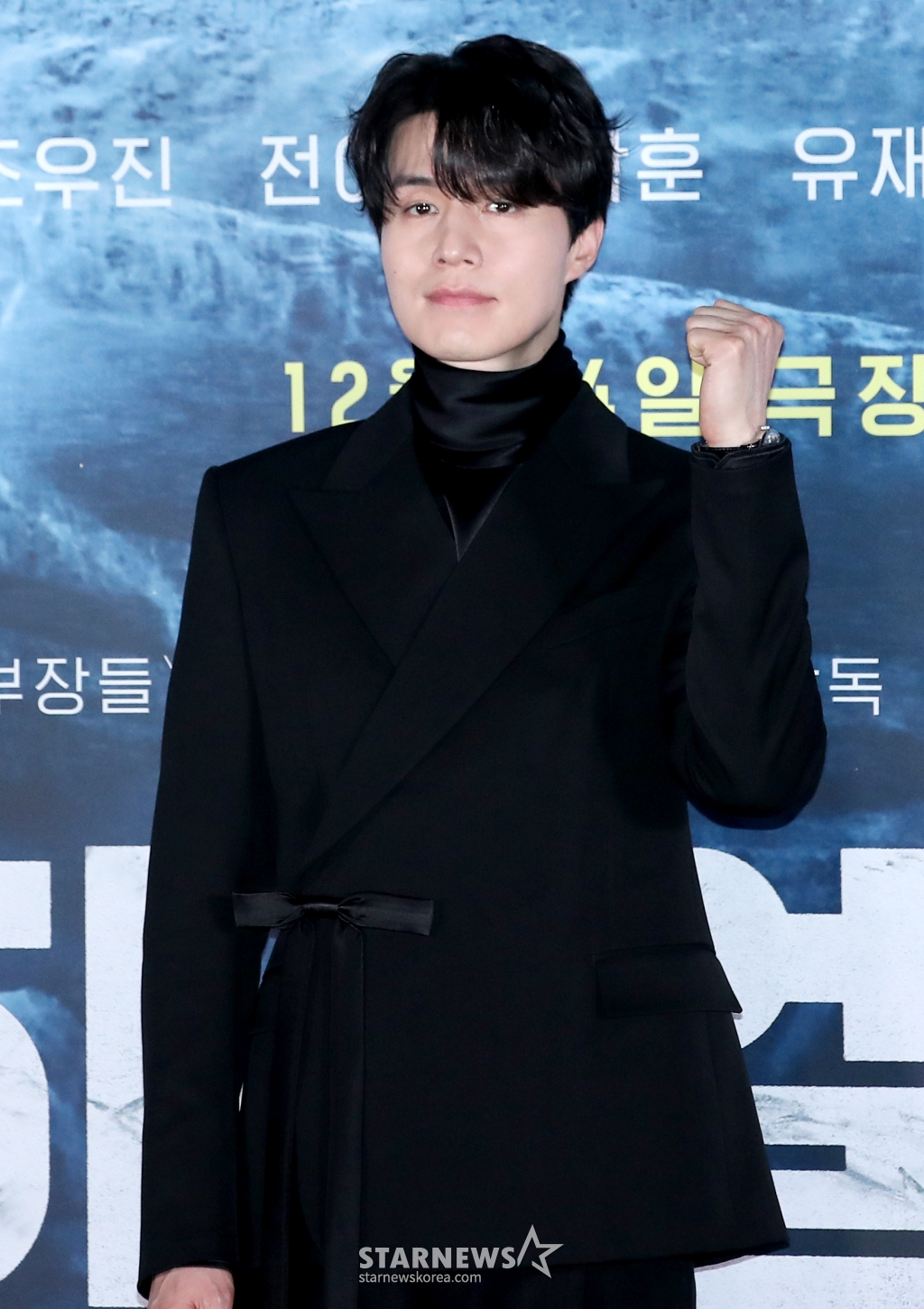 (서울=뉴스1) 권현진 기자 = 배우 이동욱이 18일 서울 용산구 CGV용산아이파크몰에서 열린 영화 '하얼빈' 언론 시사회에 참석해 포즈를 취하고 있다. '하얼빈'은 1909년, 하나의 목적을 위해 하얼빈으로 향하는 이들과 이를 쫓는 자들 사이의 숨 막히는 추적과 의심을 그린 작품이다. 2024.12.18/뉴스1 Copyright (C) 뉴스1. All rights reserved. 무단 전재 및 재배포, AI학습 이용 금지. /사진=(서울=뉴스1) 권현진 기자