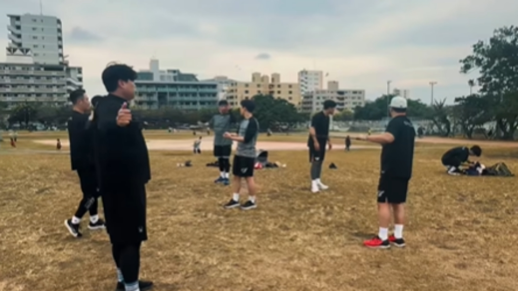 류현진을 비롯한 한화 선수들이 일본 오키나와에서 훈련에 임하고 있다. /사진=99코퍼레이션 SNS 갈무리