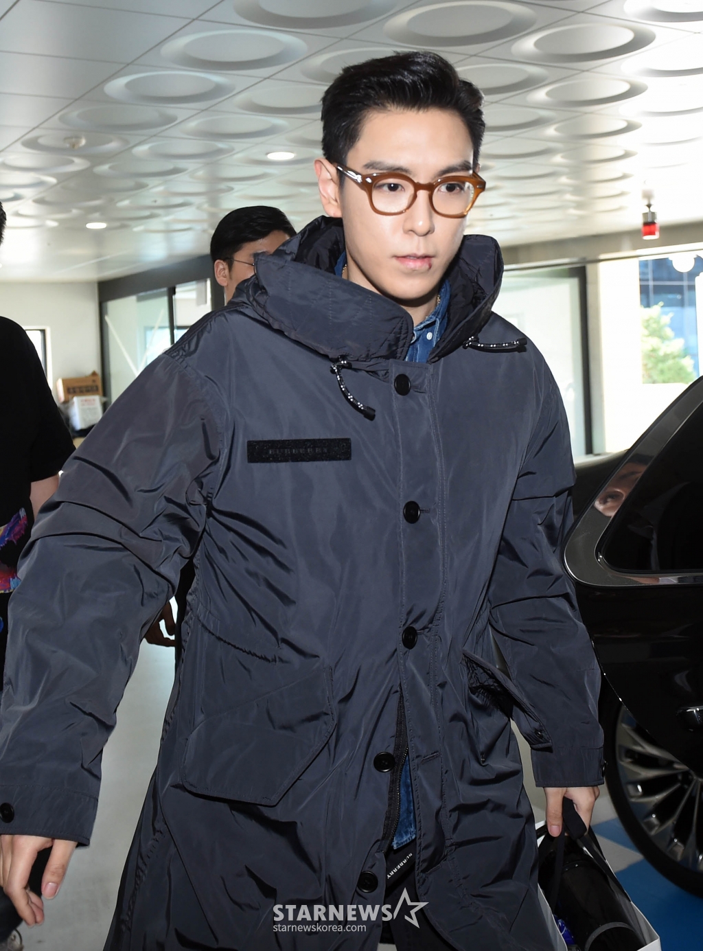사회복무요원으로 근무 중인 아이돌그룹 빅뱅 멤버 탑(32, 최승현)이 6일 오전 마지막 근무를 위해 서울 용산공예관으로 출근하고 있다. 탑은 지난 2017년 2월 의무경찰에 합격, 논산에서 군 복무를 시작한 이후 2017년 6월 입대 전 대마초를 흡연한 사실이 드러나 의경에서 직위해제 됐고 이후 용산구청 산하 용산공예관에서 사회복무요원으로 대체 복무를 시작해 지난 2018년부터 사회복무요원에게 적용되는 군 복무 단축 규정에 따라 27일 가량 복무 기간이 줄어들었다.