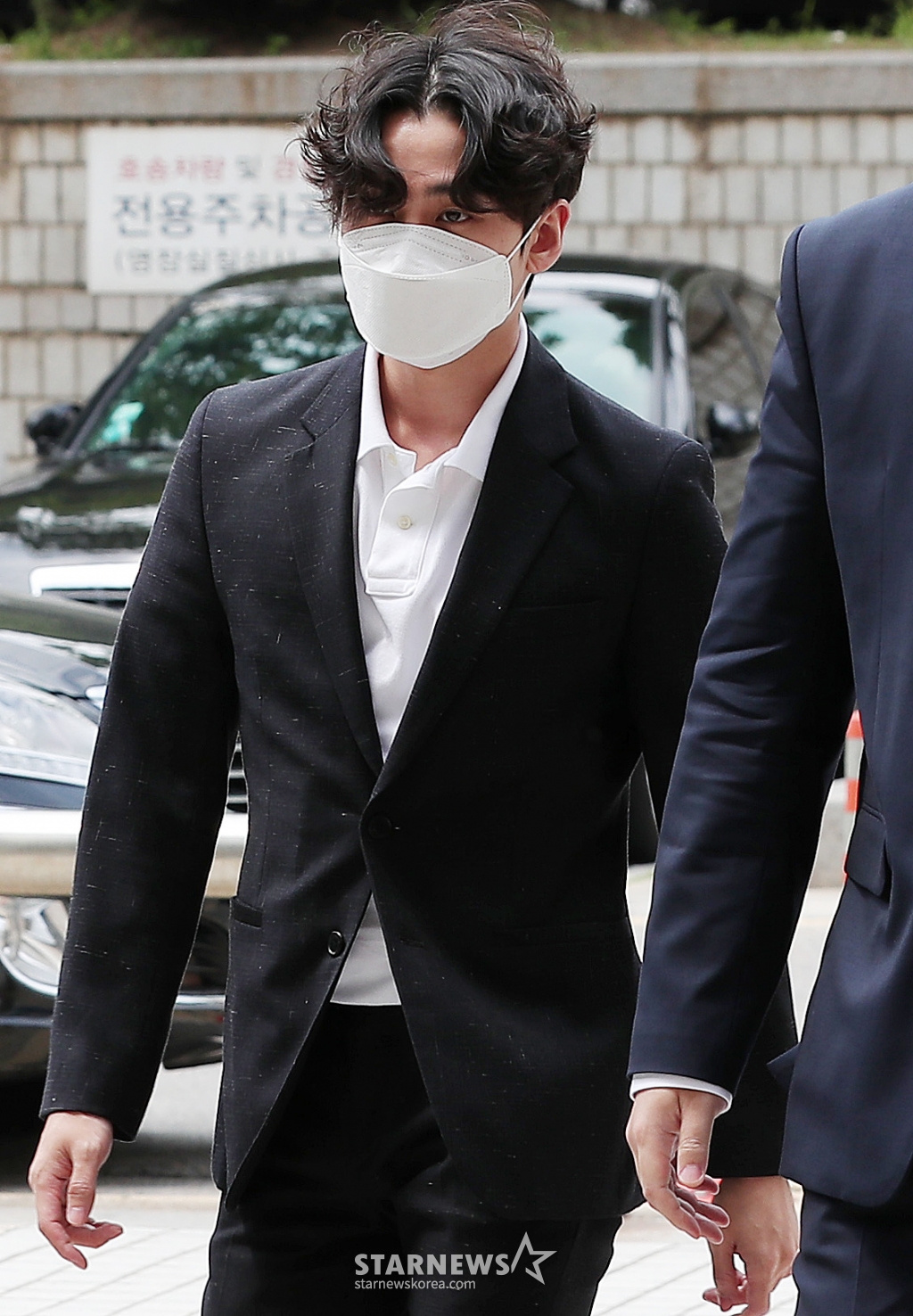 대마초 상습 흡연 혐의를 받고 있는 그룹 비투비 전 멤버 정일훈이 10일 오후 서울 서초구 서울중앙지방법원에서 열린 선고 공판에 출석하고 있다. 이날 재판부는 정일훈에게 징역 2년의 실형을 선고했다.