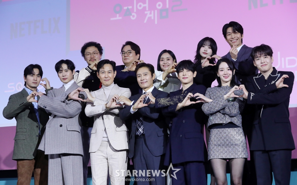 배우 양동근(왼쪽 위 시계방향), 이서환, 강애심, 조유리, 위하준, 강하늘, 박규영, 임시완, 이병헌, 이정재, 박성훈, 이진욱이 9일 오전 서울 중구 동대문디자인플라자에서 진행된 넷플릭스 시리즈 '오징어 게임 시즌2' 제작발표회에 참석해 포즈를 취하고 있다. '오징어 게임 시즌2'는 복수를 다짐하고 다시 돌아와 게임에 참가하는 '기훈'(이정재)과 그를 맞이하는 '프론트맨'(이병헌)의 치열한 대결, 그리고 다시 시작되는 진짜 게임을 담은 이야기다. 오는 26일 공개. 2024.12.9 /사진=김창현 chmt@