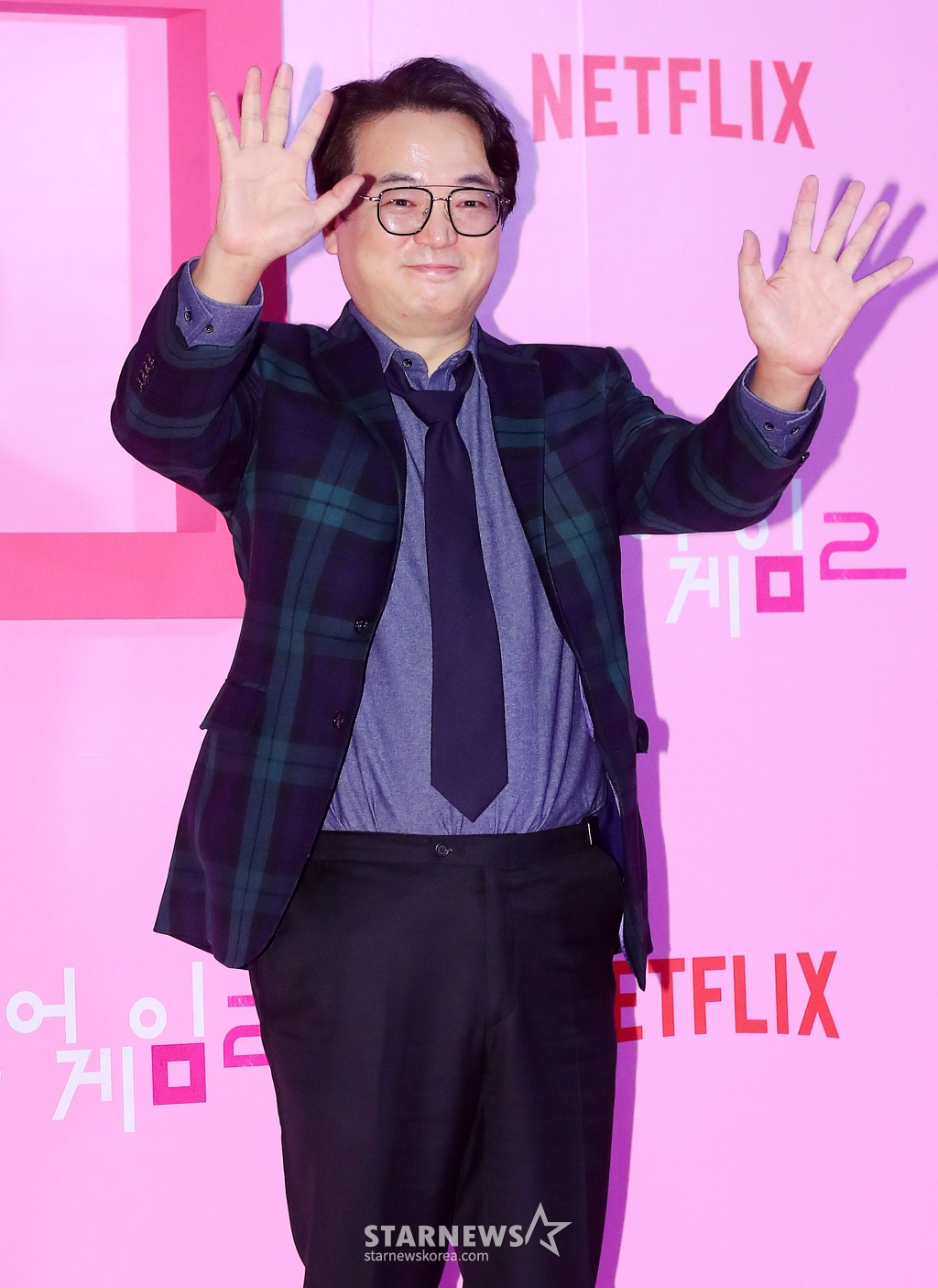 배우 이서환이 9일 오후 서울 중구 동대문디자인플라자에서 진행된 넷플릭스 시리즈 '오징어 게임 시즌2' 핑크카펫에 참석해 포즈를 취하고 있다. '오징어 게임 시즌2'는 복수를 다짐하고 다시 돌아와 게임에 참가하는 '기훈'(이정재)과 그를 맞이하는 '프론트맨'(이병헌)의 치열한 대결, 그리고 다시 시작되는 진짜 게임을 담은 이야기다. 오는 26일 공개. 2024.12.9 /사진=김창현 chmt@