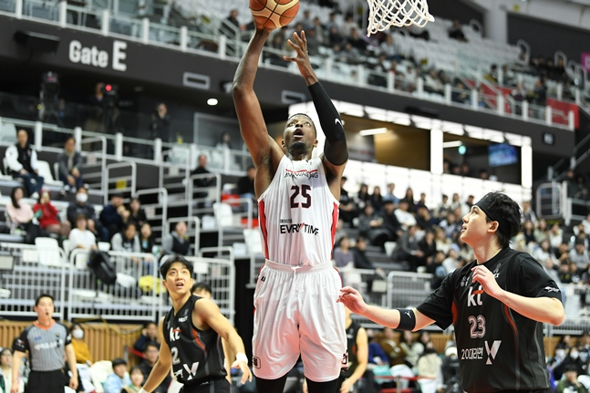 골밑슛 하는 캐디 라렌. /사진=KBL 제공
