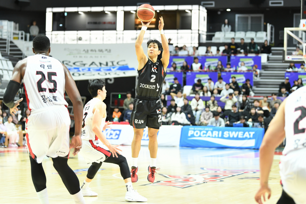 슛을 시도하는 허훈(가운데). /사진=KBL 제공