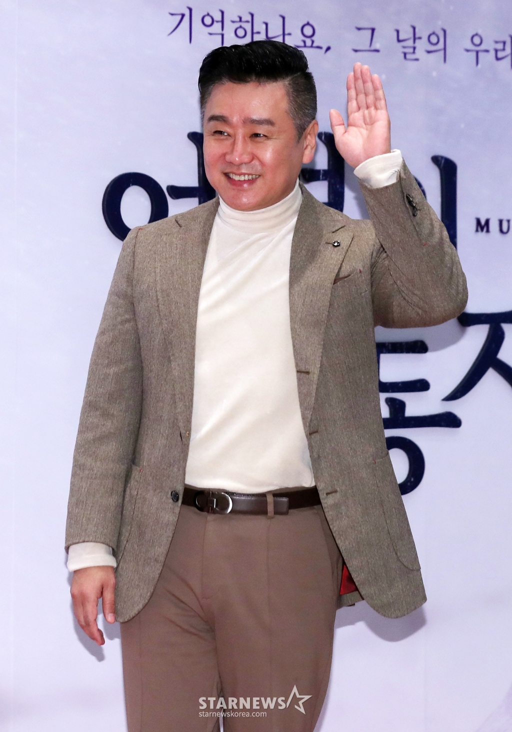 배우 이광기가 4일 오후 서울 종로구 세종문화회관에서 진행된 뮤지컬 '여명의 눈동자' VIP 시사회에 참석해 포즈를 취하고 있다.