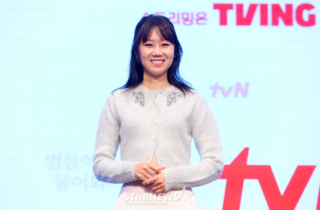 [서울=뉴시스] 김혜진 기자 = 배우 공효진이 18일 오후 서울 구로구 신도림 더 세인트에서 열린 tvN 새 토일드라마 '별들에게 물어봐' 제작발표회에서 포즈를 취하고 있다.  '별들에게 물어봐'는 무중력 우주 정거장에서 일하는 보스 이브(공효진)와 비밀스러운 미션을 가진 불청객 공룡(이민호)의 지구 밖 생활기를 그리는 작품으로 내년 1월 4일 첫 방송된다. 2024.12.17. jini@newsis.com /사진=김혜진