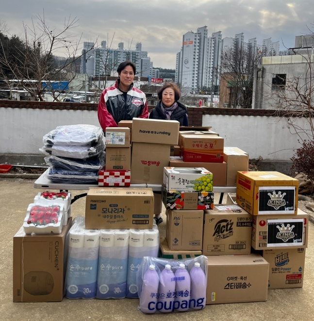 LG 김진성(왼쪽)이 용인에 위치한 보육원 하희의 집에 방문해 기부 물품을 전달했다. /사진=LG 트윈스 제공