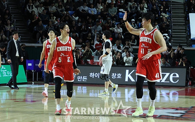 김선형(왼쪽)이 지난 5일 잠실학생체육관에서 열린 서울 SK 대 수원 KT의 '2024~2025시즌 KCC 프로농구 정규리그' 3라운드에서 3점포를 넣고 포효하고 있다. /사진=김진경 대기자/사진=김진경 대기자 /사진=김진경 대기자