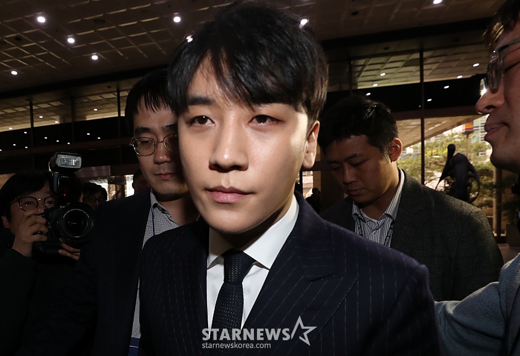 외국인 투자자 성접대 의혹을 받는 전 빅뱅 멤버 승리가 14일 오후 서울 종로구 서울지방경찰청에서 조사를 받기 위해 피의자 신분으로 출석하고 있다. /사진=김창현 기자 chmt@