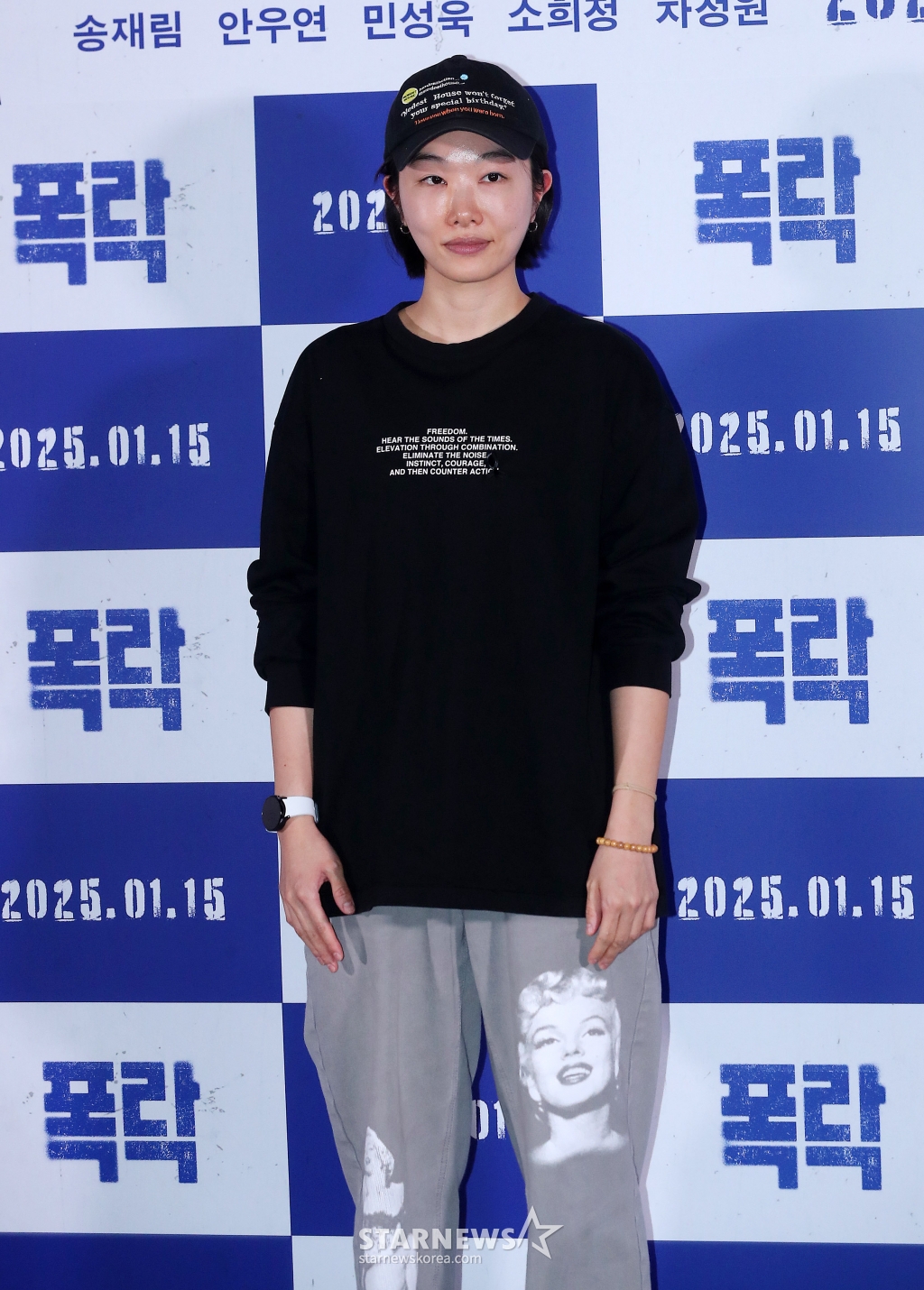 현해리 감독이 6일 오후 서울 용산구 아이파크몰 CGV에서 진행된 영화 '폭락' 언론시사회 및 기자간담회에 참석해 포즈를 취하고 있다. '폭락'은 고(故) 송재림 배우의 유작이자 가상화폐 시장에 뛰어든 청년 사업가 혹은 사기꾼의 이야기를 그린 영화다. 오는 15일 개봉. 2025.01.06 /사진=김창현 chmt@