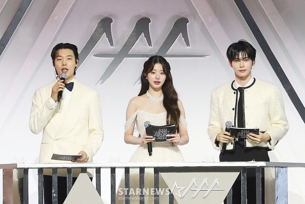 배우 류준열, 아이브 장원영, 제로베이스원 성한빈이 지난 27일 오후 태국 방콕 임팩트 챌린저 홀 1-2(IMPACT Challenger Hall 1-2)에서 진행된 '제 9회 아시아 아티스트 어워즈'(The 9th Asia Artist Awards, 이하 'AAA 2024')'에서 진행을 하고 있다. /사진=김창현 chmt@