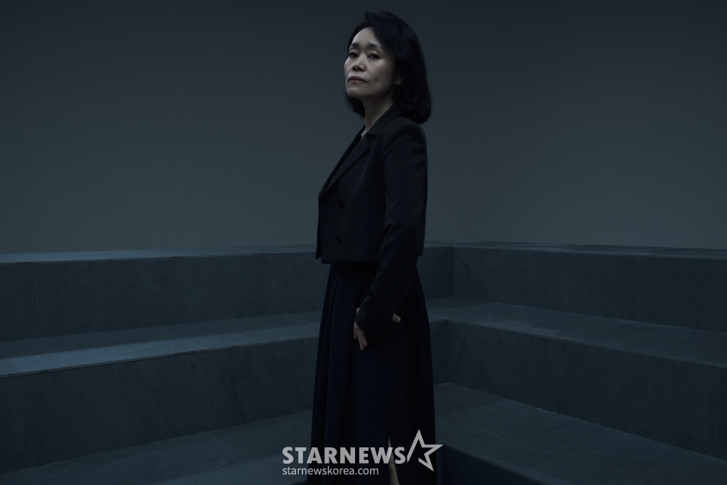 배우 강애심이 7일 오후 서울 종로구 소격동의 한 카페에서 진행된 넷플릭스 시리즈 '오징어 게임2' 관련 인터뷰를 위해 포즈를 취하고 있다. 강애심은 극 중 아들(양동근)의 빚을 대산 갚기 위해 게임에 참가한 엄마 금자 역을 맡아 열연했다. / 사진제공=넷플릭스 /사진=김창현 chmt@
