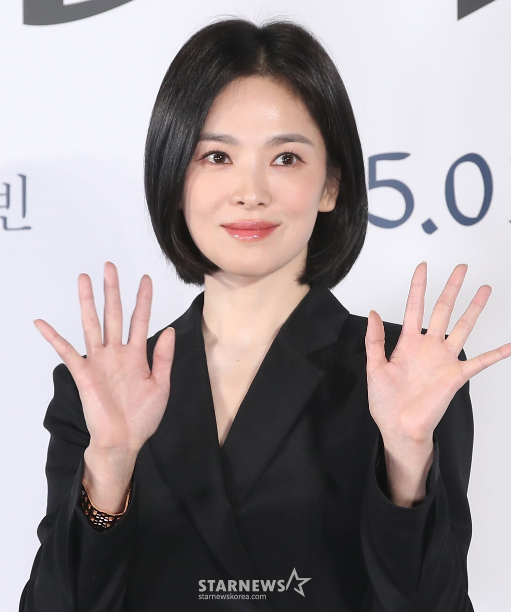 (서울=뉴스1) 권현진 기자 = 배우 송혜교가 16일 서울 용산구 CGV 용산아이파크몰에서 열린 영화 '검은 수녀들'(감독 권혁재) 제작보고회에서 포즈를 취하고 있다.  '검은 수녀들'은 강력한 악령에 사로잡힌 소년을 구하기 위해 금지된 의식에 나서는 사람들의 이야기를 그린 작품이다. 2024.12.16/뉴스1  Copyright (C) 뉴스1. All rights reserved. 무단 전재 및 재배포,  AI학습 이용 금지. /사진=(서울=뉴스1) 권현진 기자