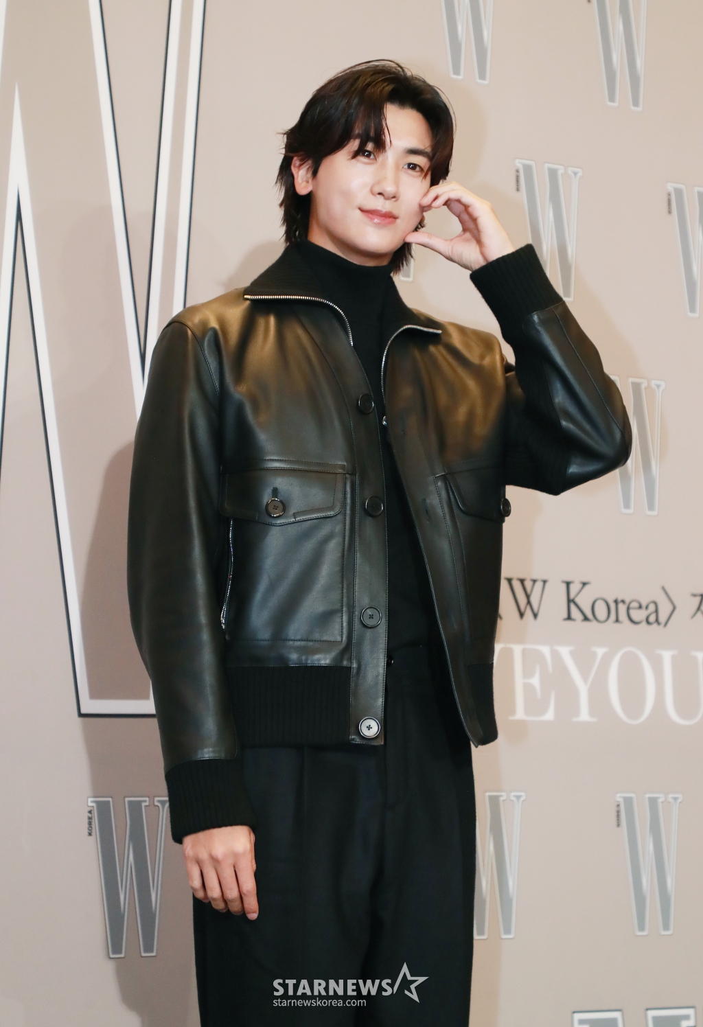 배우 박형식이 14일 오후 서울 광화문 포시즌스 호텔에서 진행된 제19회 W코리아 유방암 인식 향상 캠페인 자선 행사에 참석해 포즈를 취하고 있다. /2024.10.14 /사진=이동훈