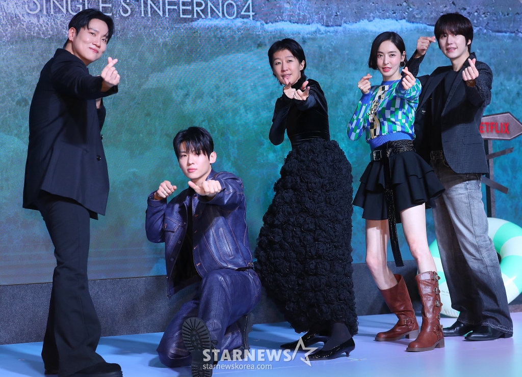 가수 한해, 방송인, 덱스, 홍진경, 배우 이다희, 가수 규현이 8일 오전 서울 마포구 호텔 나루 엠갤러리에서 진행된 넷플릭스 시리즈 '솔로지옥4' 제작발표회에 참석해 포즈를 취하고 있다. '솔로지옥4'는 커플이 되어야만 나갈 수 있는 외딴 섬, '지옥도'에서 펼쳐질 솔로들의 솔직하고 화끈한 데이팅 리얼리티쇼. 오는 14일 공개. 2025.01.08 /사진=김창현 chmt@