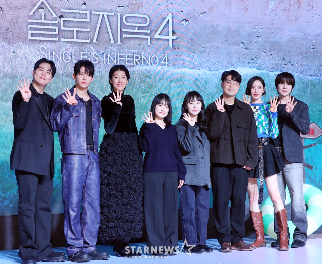 박수지, 김정현, 김재원 PD, 가수 한해, 방송인 덱스, 홍진경, 배우 이다희, 가수 규현이 8일 오전 서울 마포구 호텔 나루 엠갤러리에서 진행된 넷플릭스 시리즈 '솔로지옥4' 제작발표회에 참석해 포즈를 취하고 있다. '솔로지옥4'는 커플이 되어야만 나갈 수 있는 외딴 섬, '지옥도'에서 펼쳐질 솔로들의 솔직하고 화끈한 데이팅 리얼리티쇼. 오는 14일 공개. 2025.01.08 /사진=김창현 chmt@