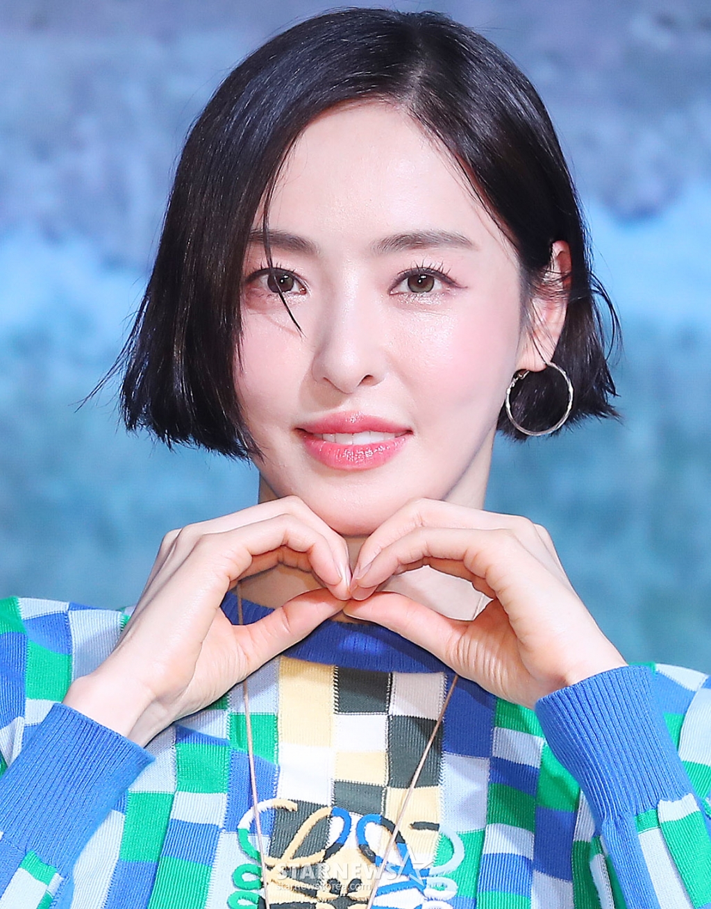 배우 이다희가 8일 오전 서울 마포구 호텔 나루 엠갤러리에서 진행된 넷플릭스 시리즈 '솔로지옥4' 제작발표회에 참석해 포즈를 취하고 있다.  '솔로지옥4'는 커플이 되어야만 나갈 수 있는 외딴 섬, '지옥도'에서 펼쳐질 솔로들의 솔직하고 화끈한 데이팅 리얼리티쇼. 오는 14일 공개. 2025.01.08 /사진=김창현 chmt@