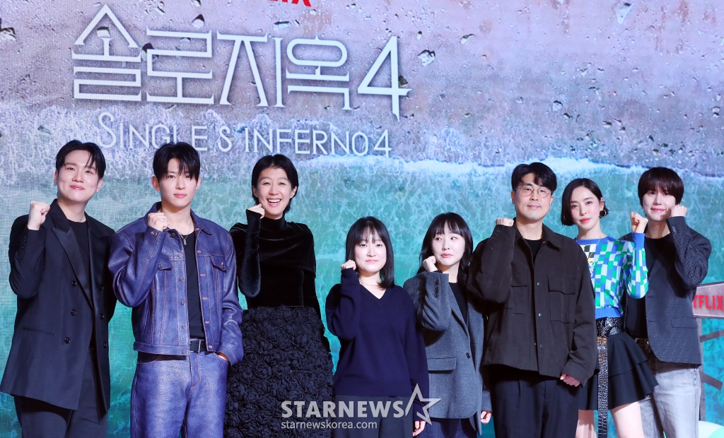 박수지, 김정현, 김재원 PD, 가수 한해, 방송인 덱스, 홍진경, 배우 이다희, 가수 규현이 8일 오전 서울 마포구 호텔 나루 엠갤러리에서 진행된 넷플릭스 시리즈 '솔로지옥4' 제작발표회에 참석해 포즈를 취하고 있다. 2025.01.08 /사진=김창현 chmt@