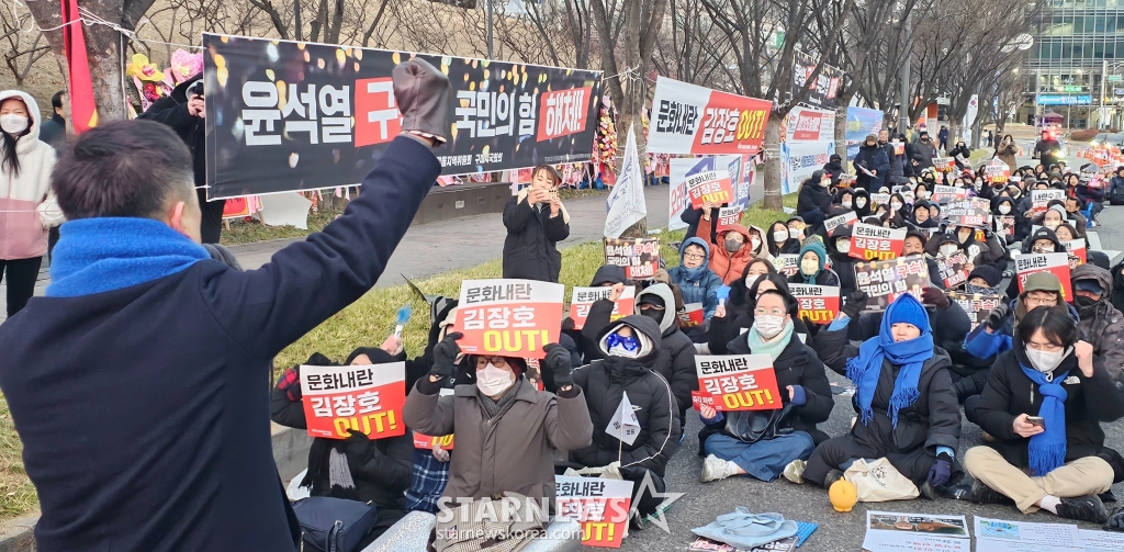 (구미=뉴스1) 정우용 기자 = 안전을 이유로 가수 이승환 씨의 콘서트 대관을 구미시가 취소하자 '윤석열 퇴진' 구미 시국회의 단체 회원들이 27일 오후 구미시청앞에서 '극우의 낭만도시 거부한다, 구미시민 촛불 콘서트를 열고 김장호 구미시장을 규탄하는 구호를 외치고 있다. 이들은 촛불집회에 이어 가수 이승환 영상 콘서트를 진행했다. 2024.12.27/뉴스1 Copyright (C) 뉴스1. All rights reserved. 무단 전재 및 재배포, AI학습 이용 금지. /사진=(구미=뉴스1) 정우용 기자