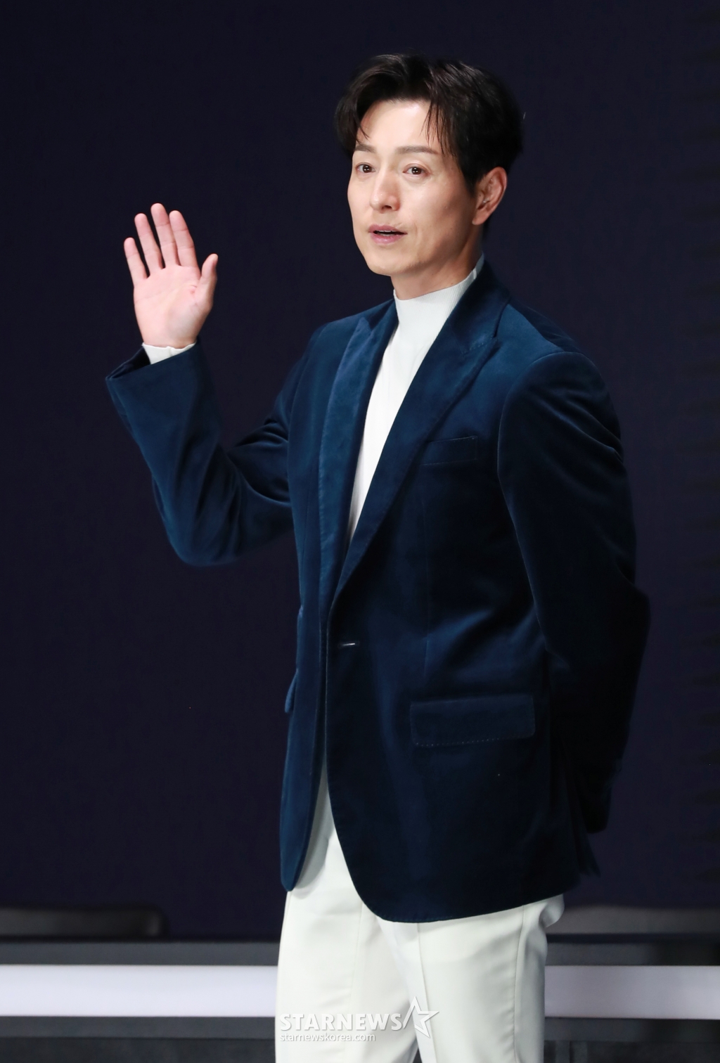 배우 정성일이 8일 오전 서울 여의도 콘래드호텔에서 진행된 디즈니+ 오리지널 시리즈 '트리거' 제작발표회에 참석해 포즈를 취하고 있다. 나쁜 놈들의 잘못을 활짝 까발리기 위해 일단 카메라부터 들이대고 보는 지독한 탐사보도 프로 놈들의 이야기 '트리거'는 오는 15일 공개된다. /2025.01.08 /사진=이동훈 photoguy@