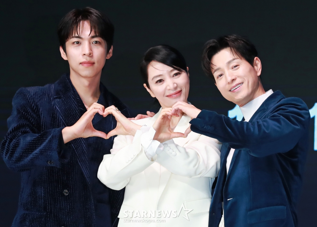배우 주종혁, 김혜수, 정성일이 8일 오전 서울 여의도 콘래드호텔에서 진행된 디즈니+ 오리지널 시리즈 '트리거' 제작발표회에 참석해 포즈를 취하고 있다. 나쁜 놈들의 잘못을 활짝 까발리기 위해 일단 카메라부터 들이대고 보는 지독한 탐사보도 프로 놈들의 이야기 '트리거'는 오는 15일 공개된다. /2025.01.08 /사진=이동훈 photoguy@