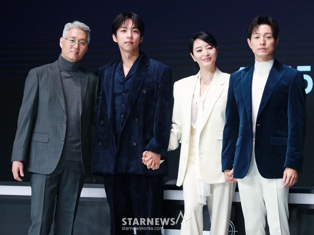 유선동 감독, 배우 주종혁, 김혜수, 정성일이 8일 오전 서울 여의도 콘래드호텔에서 진행된 디즈니+ 오리지널 시리즈 '트리거' 제작발표회에 참석해 포즈를 취하고 있다. 나쁜 놈들의 잘못을 활짝 까발리기 위해 일단 카메라부터 들이대고 보는 지독한 탐사보도 프로 놈들의 이야기 '트리거'는 오는 15일 공개된다. /2025.01.08 /사진=이동훈 photoguy@