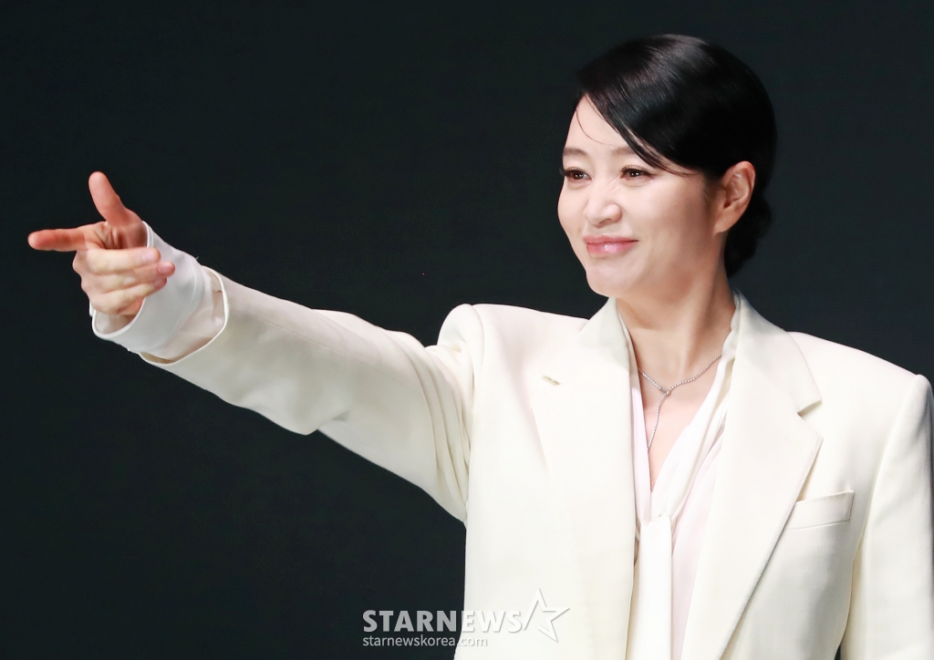 배우 김혜수가 8일 오전 서울 여의도 콘래드호텔에서 진행된 디즈니+ 오리지널 시리즈 '트리거' 제작발표회에 참석해 무대로 들어서고 있다. 나쁜 놈들의 잘못을 활짝 까발리기 위해 일단 카메라부터 들이대고 보는 지독한 탐사보도 프로 놈들의 이야기 '트리거'는 오는 15일 공개된다. /2025.01.08 /사진=이동훈 photoguy@