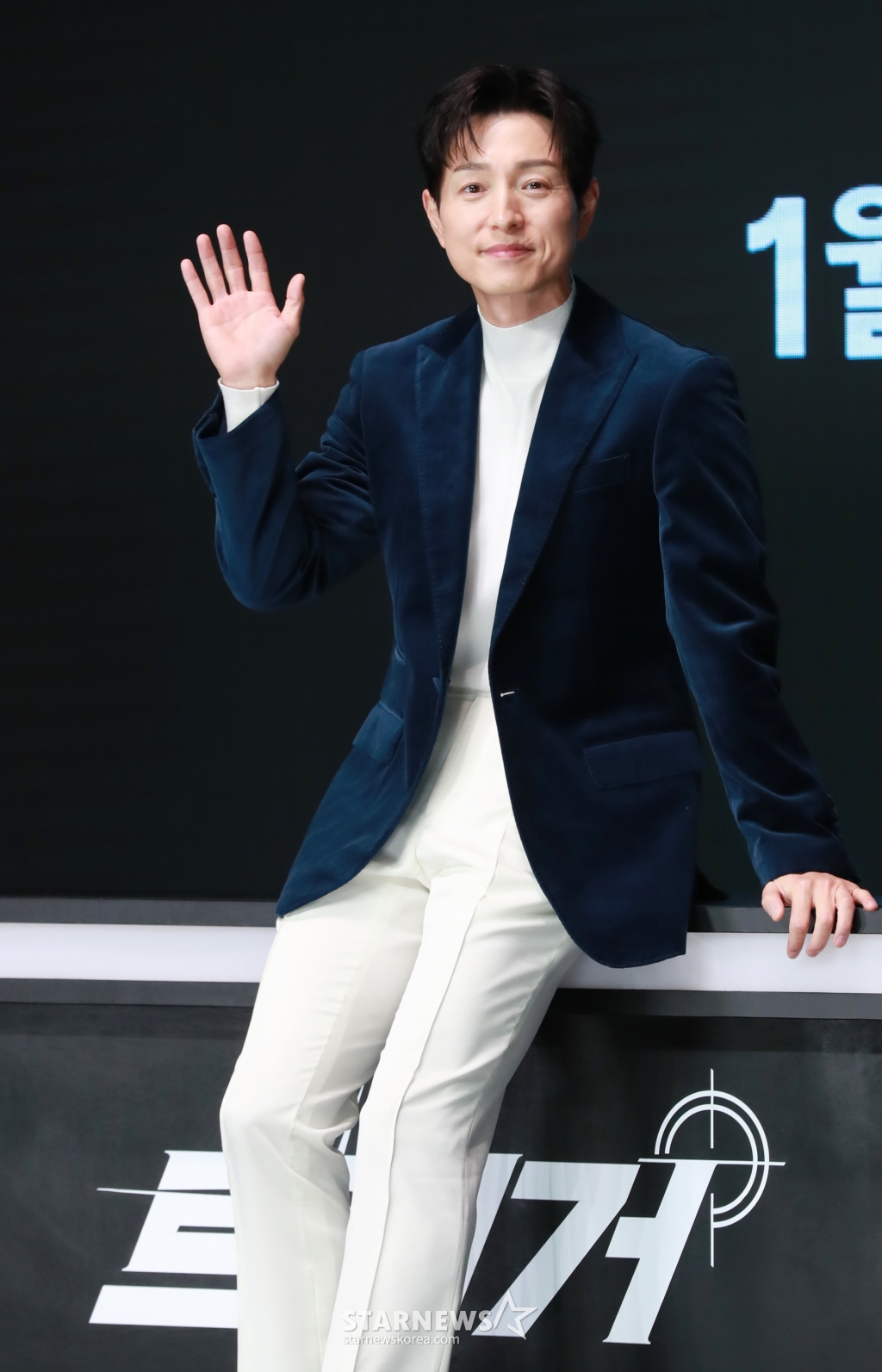 배우 정성일이 8일 오전 서울 여의도 콘래드호텔에서 진행된 디즈니+ 오리지널 시리즈 '트리거' 제작발표회에 참석해 포즈를 취하고 있다. 나쁜 놈들의 잘못을 활짝 까발리기 위해 일단 카메라부터 들이대고 보는 지독한 탐사보도 프로 놈들의 이야기 '트리거'는 오는 15일 공개된다. /2025.01.08 /사진=이동훈 photoguy@