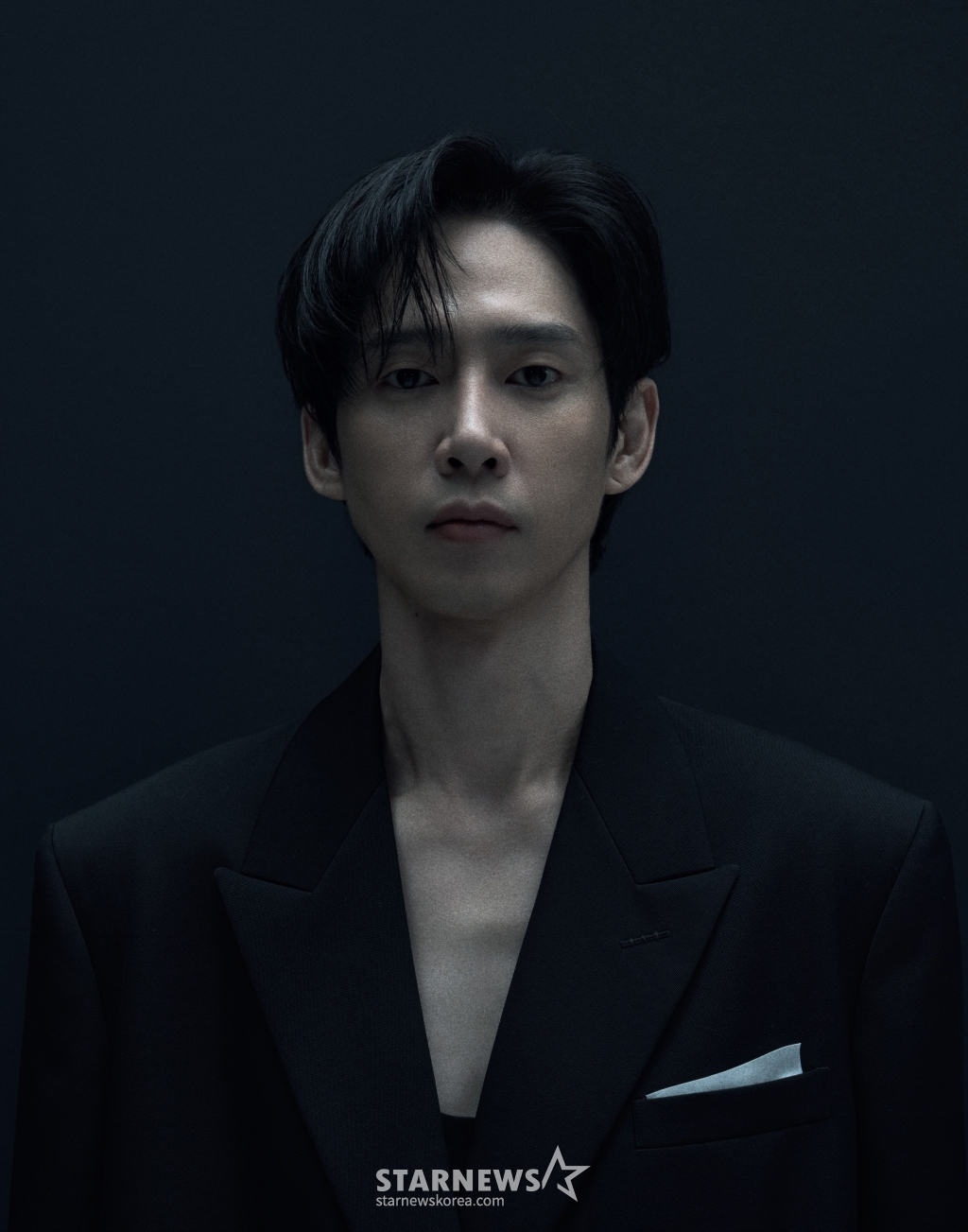 배우 박성훈이 8일 오후 서울 종로구의 한 카페에서 진행된 넷플릭스 시리즈 '오징어 게임2' 관련 인터뷰를 위해 포즈를 취하고 있다. 박성훈은 극 중 트랜스젠더 현주 역을 맡아 열연했다. / 사진제공=넷플릭스 /사진=김창현 chmt@