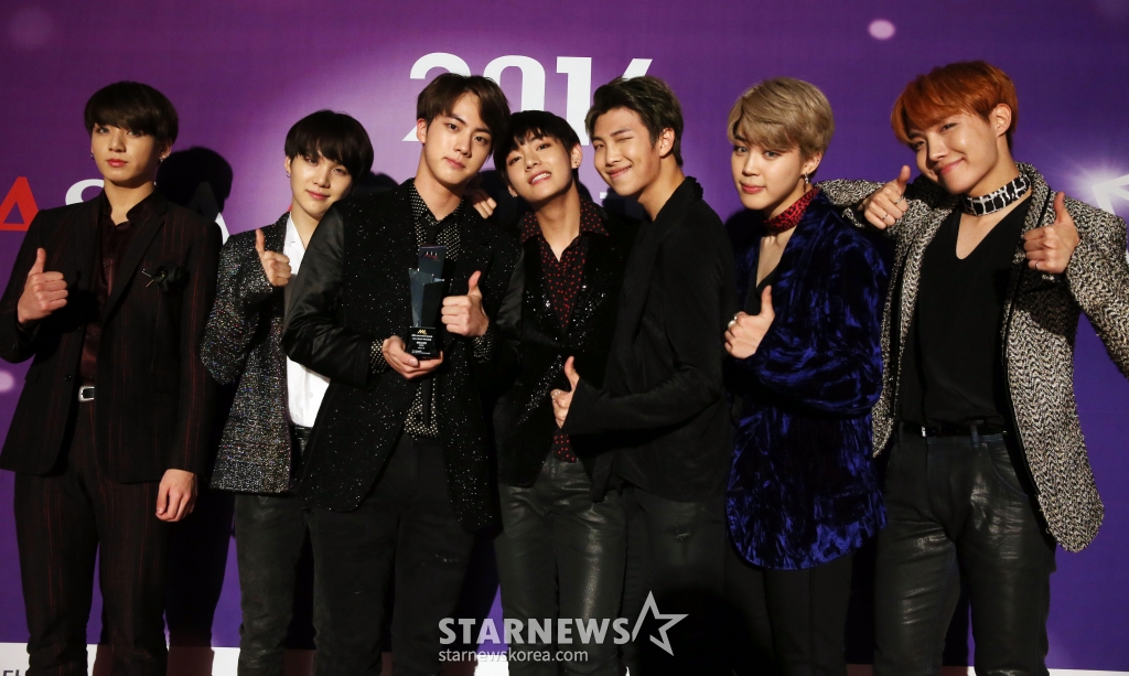 그룹 방탄소년단이 서울 동대문구 회기동 경희대학교 평화의전당에서 진행된 '2016 Asia Artist Awards(AAA)'에서 베스트 아티스트상을 수상하고 포즈를 취하고 있다. 'AAA'는 글로벌 엔터테인먼트 미디어 스타뉴스(STARNEWS)가 주최하며 Asia Artist Awards 조직위원회가 주관, 그리고 머니투데이 미디어, 더스타아시아 등의 후원으로 열린다. 머니투데이방송(MTN), 네이버 브이라이브(V LIVE), 중국 바이두 모바일, 일본 TV아사히 위성으로 생중계한다. /사진=임성균 기자 tjdrbs23@