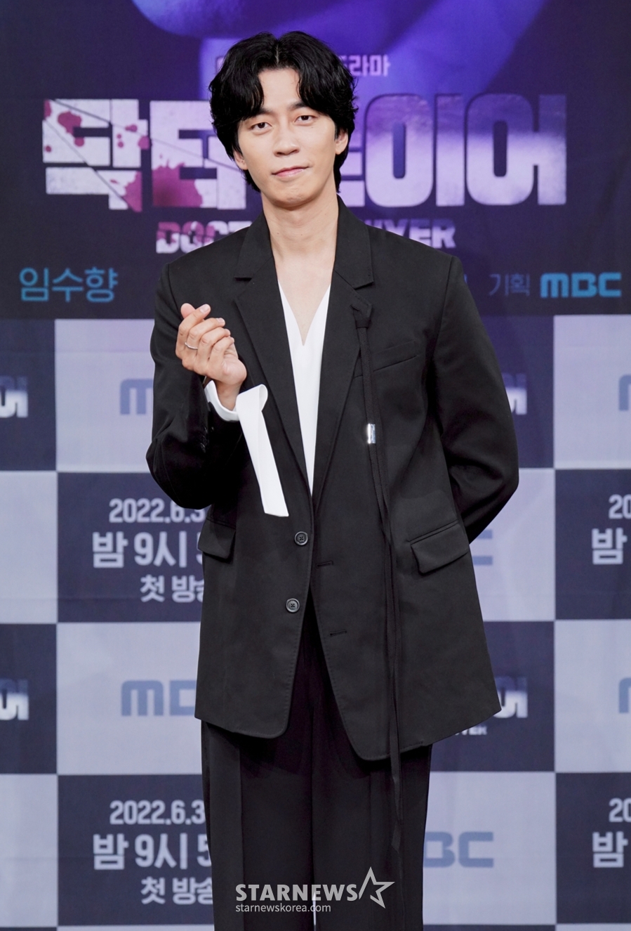 배우 신성록이 3일 오후 온라인 생중계로 진행된 MBC 금토드라마 '닥터로이어' 제작발표회에 참석해 포즈를 취하고 있다. 조작된 수술로 모든 걸 빼앗기고 변호사가 된 천재 외과의사와 의료범죄 전담부 검사의 메디컬 서스펜스 법정 드라마 '닥터로이어'는 오늘(3일) 첫 방송된다. /사진제공=MBC 2022.06.03