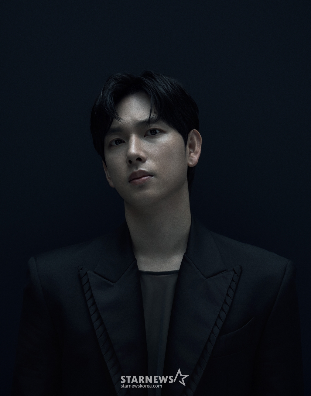배우 임시완이 9일 오전 서울 종로구의 한 카페에서 진행된 넷플릭스 시리즈 '오징어 게임2' 관련 인터뷰를 위해 포즈를 취하고 있다. 임시완은 극 중 코인 투자 유튜버로 자신은 물론 투자자들에게 막대한 손실을 입힌 '명기' 역을 맡았다. / 사진제공=넷플릭스 /사진=김창현 chmt@