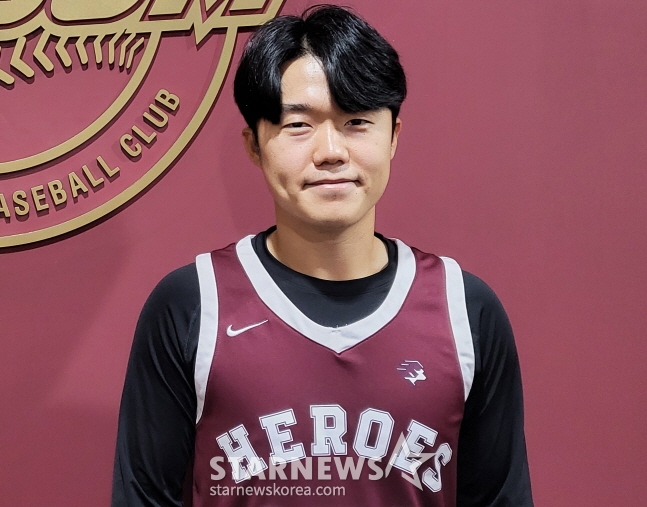 키움 고영우가 9일 고척스카이돔에서 인터뷰를 마치고 사진 촬영을 하고 있다. /사진=안호근 기자