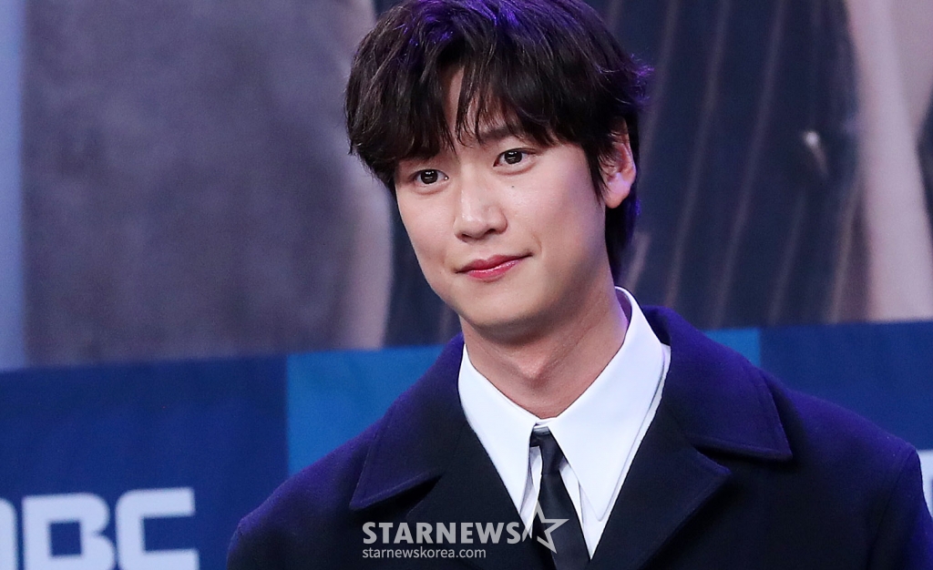 배우 나인우가 9일 오후 서울 마포구 상암동 MBC사옥에서 진행된 금토드라마 '모텔 캘리포니아' 제작발표회에 참석해 포즈를 취하고 있다. '모텔 캘리포니아'는 시골의 모텔에서 태어나 모텔에서 자란 지강희(이세영 분)가 12년 전 도망친 고향에서 첫사랑 천연수(나인우 분)과 재회하며 겪는 우여곡절 첫사랑 리모델링 로맨스. 2019년 심윤서 작가의 인기 소설 '홈, 비터 홈'을 원작으로 한다. 오는 10일 첫 방송. 2025.01.09 /사진=김창현 chmt@