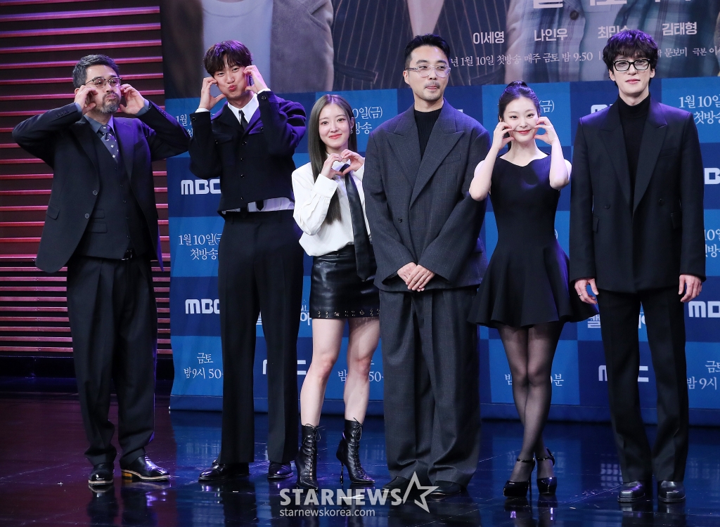 김형민 PD(왼쪽 네번째), 배우 최민수, 나인우, 이세영, 최희진, 김태형이 9일 오후 서울 마포구 상암동 MBC사옥에서 진행된 금토드라마 '모텔 캘리포니아' 제작발표회에 참석해 포즈를 취하고 있다. '모텔 캘리포니아'는 시골의 모텔에서 태어나 모텔에서 자란 지강희(이세영 분)가 12년 전 도망친 고향에서 첫사랑 천연수(나인우 분)과 재회하며 겪는 우여곡절 첫사랑 리모델링 로맨스. 2019년 심윤서 작가의 인기 소설 '홈, 비터 홈'을 원작으로 한다. 오는 10일 첫 방송. 2025.01.09 /사진=김창현 chmt@