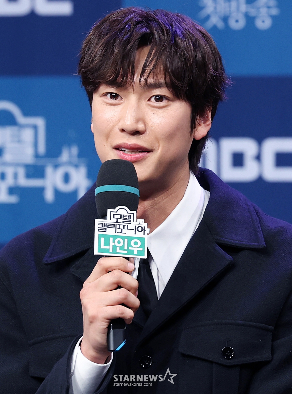 배우 나인우가 9일 오후 서울 마포구 상암동 MBC사옥에서 진행된 금토드라마 '모텔 캘리포니아' 제작발표회에 참석해 인사말을 하고 있다. '모텔 캘리포니아'는 시골의 모텔에서 태어나 모텔에서 자란 지강희(이세영 분)가 12년 전 도망친 고향에서 첫사랑 천연수(나인우 분)과 재회하며 겪는 우여곡절 첫사랑 리모델링 로맨스. 2019년 심윤서 작가의 인기 소설 '홈, 비터 홈'을 원작으로 한다. 오는 10일 첫 방송. 2025.01.09 /사진=김창현 chmt@