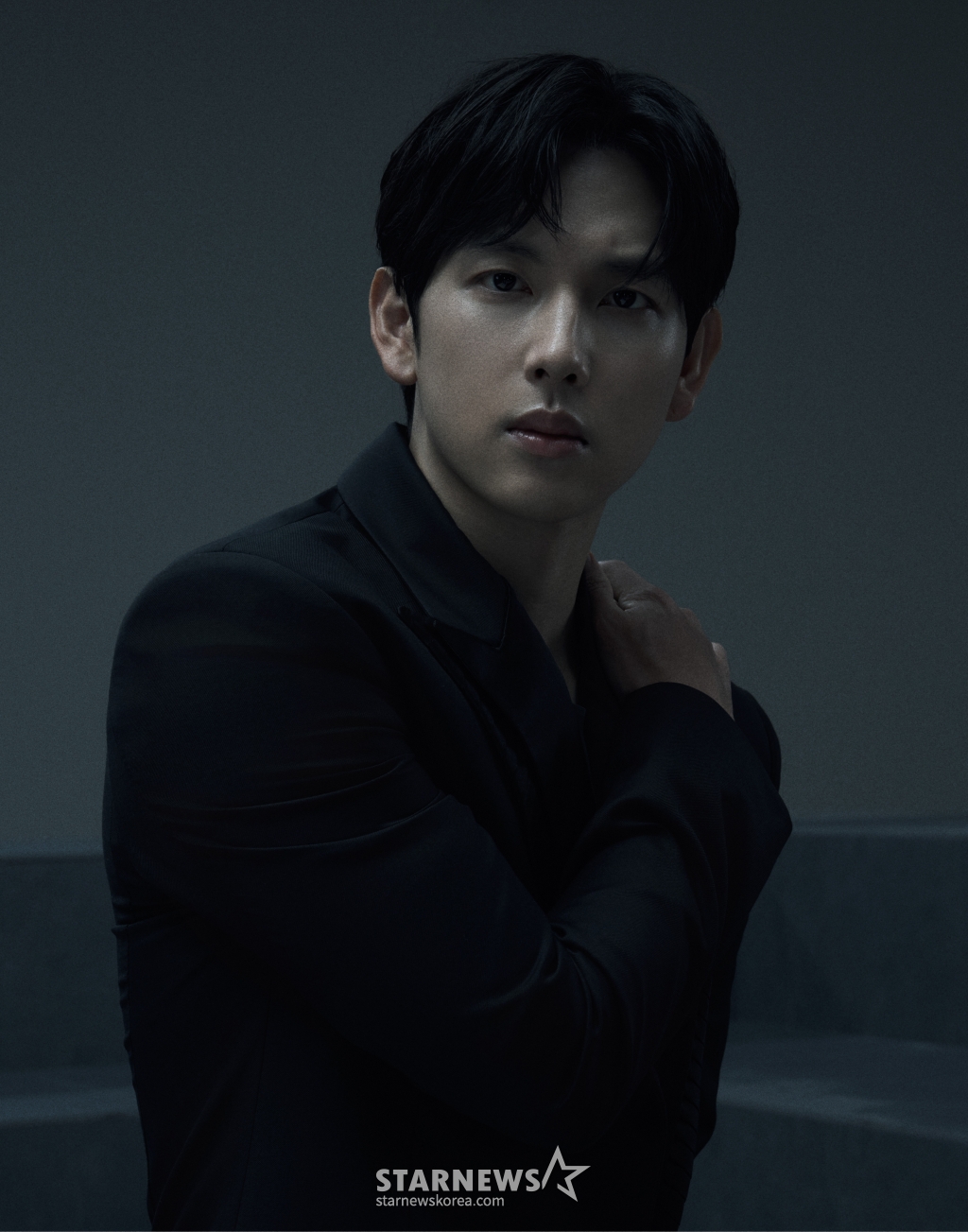 배우 임시완이 9일 오전 서울 종로구의 한 카페에서 진행된 넷플릭스 시리즈 '오징어 게임2' 관련 인터뷰를 위해 포즈를 취하고 있다. 임시완은 극 중 코인 투자 유튜버로 자신은 물론 투자자들에게 막대한 손실을 입힌 '명기' 역을 맡았다. / 사진제공=넷플릭스 /사진=김창현 chmt@