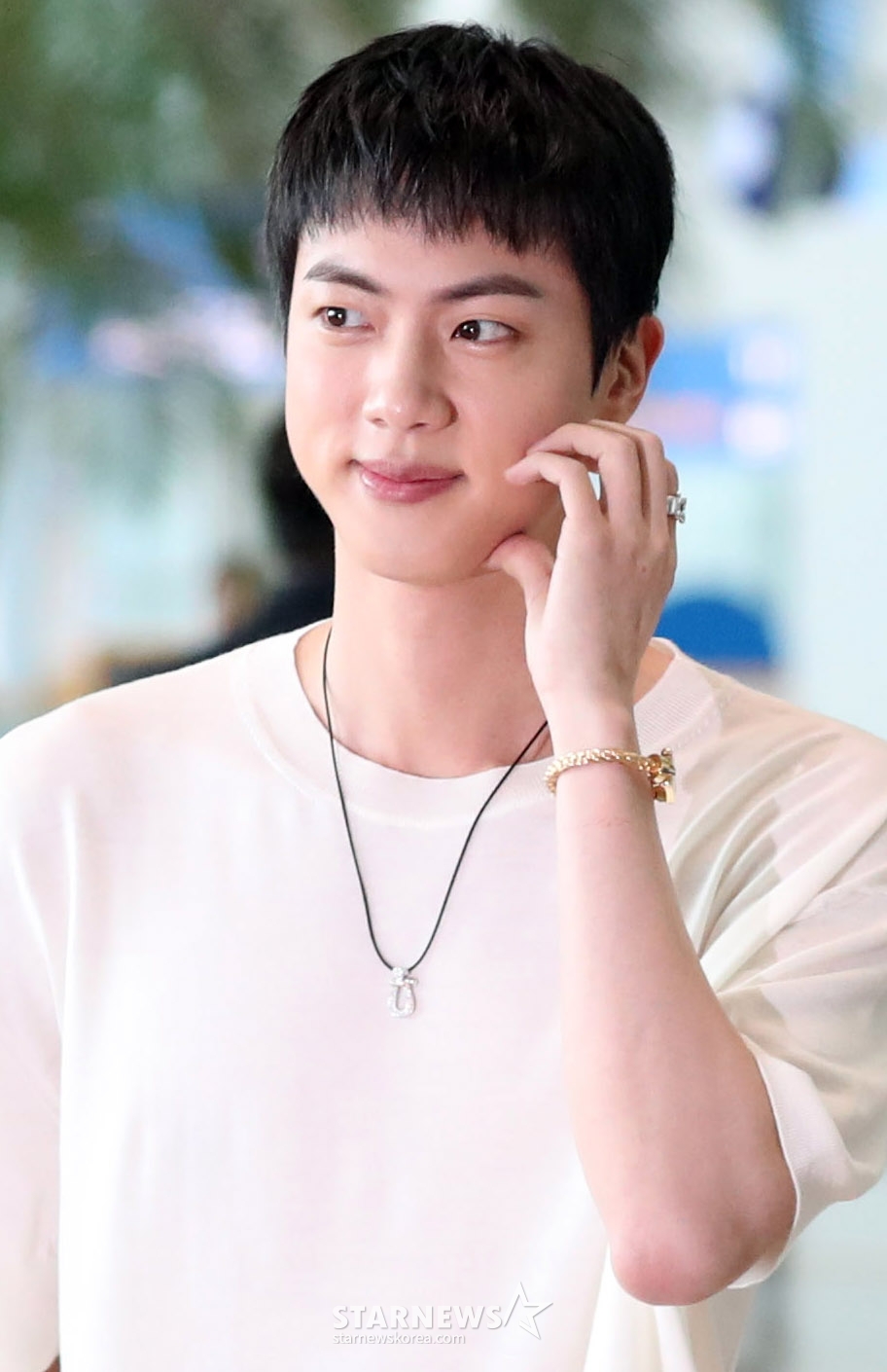 그룹 방탄소년단 진이 '2024 파리 올림픽'의 성화 봉송 일정을 위해 11일 오전 인천국제공항을 통해 출국하고 있다.2024.07.11 /사진=임성균