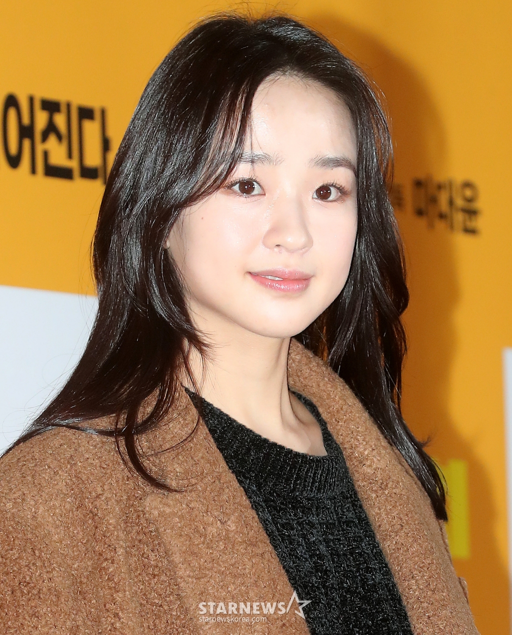 전 체조선수 손연재가 2일 오후 서울 송파구 롯데월드타워 롯데시네마에서 진행된 영화 '스위치' VIP 시사회에 참석해 포즈를 취하고 있다. '스위치'는 캐스팅 0순위 천만배우이자 자타공인 스캔들 메이커, 화려한 싱글 라이프를 만끽하던 톱스타 '박강'이 크리스마스에 인생이 180도 뒤바뀌는 순간을 맞이하면서 벌어지는 이야기를 담은 작품이다. 오는 4일 개봉. 2023.01.02