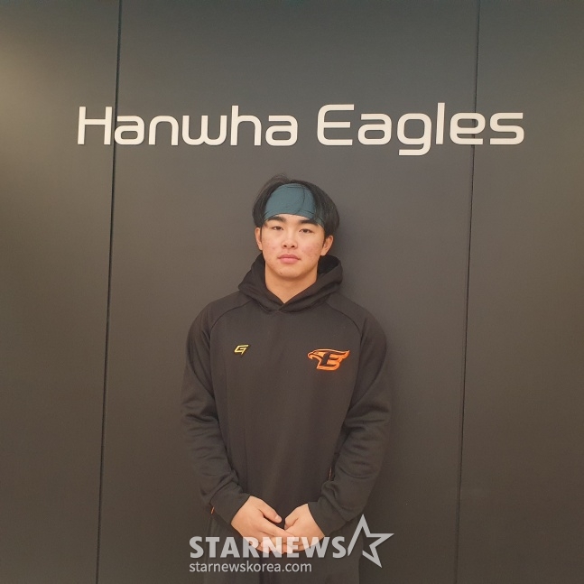 한화 문현빈이 9일 대전한화생명이글스파크에서 사진 촬영에 응하고 있다. /사진=김동윤 기자