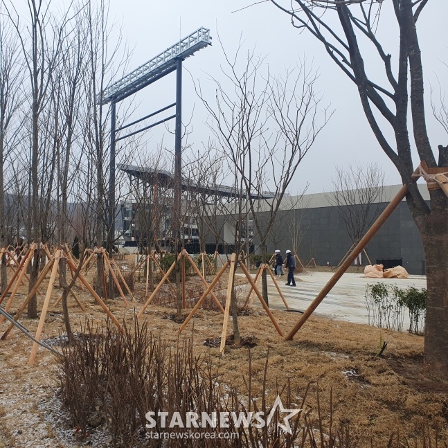 2025시즌부터 한화의 새 홈구장이 될 베이스볼 드림파크(가칭) 밖 조경. /사진=김동윤 기자