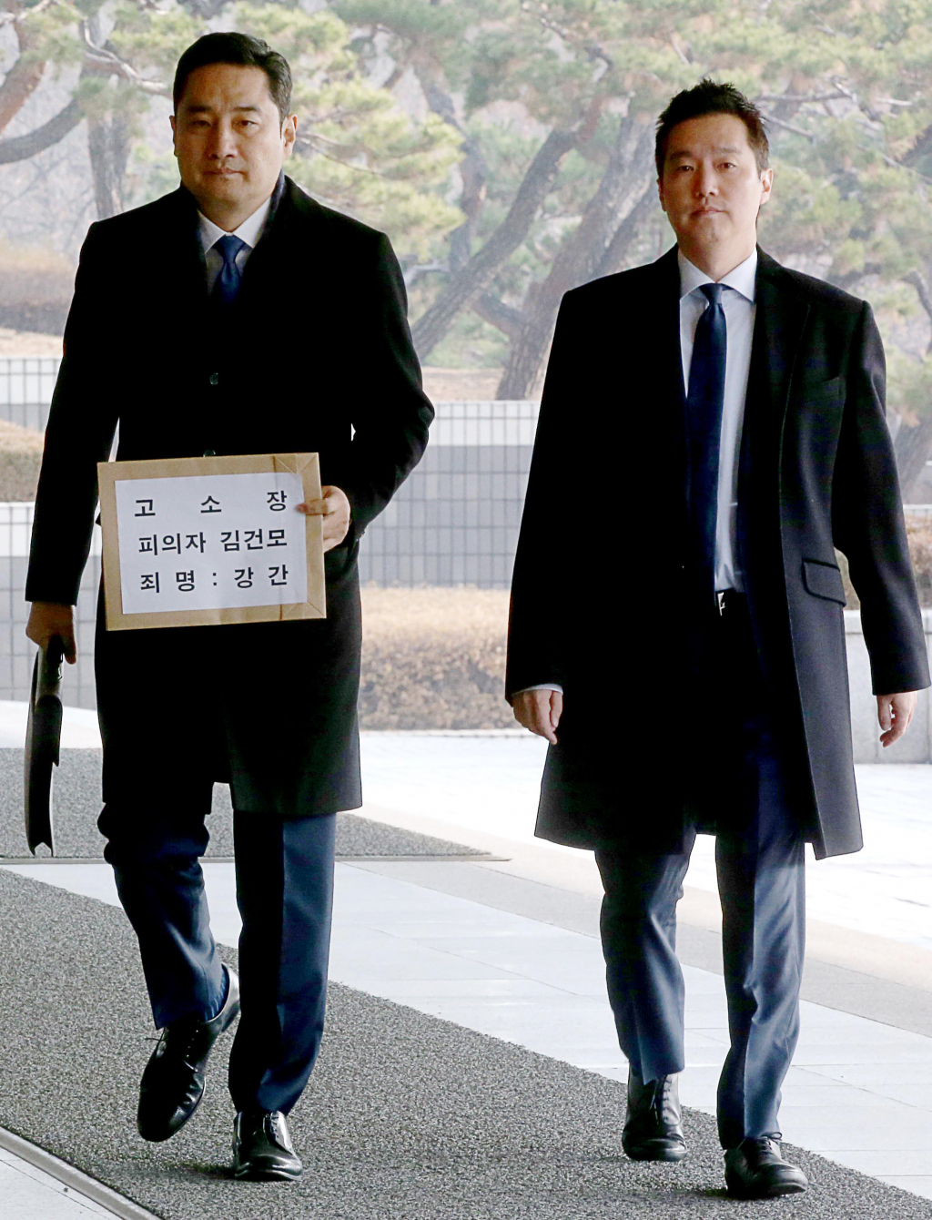 강용석 변호사(왼쪽), 김세의 전 mbc 기자가 9일 오전 가수 김건모의 성폭행 의혹 관련 고소장을 제출하기 위해 서울 서초구 서울중앙지방검찰청으로 들어서고 있다. 강용석은 제보를 통해 김건모가 논현동의 한 유흥주점에서 접대 여성 중 한 명을 성폭행 했다며 고소장을 제출했다.