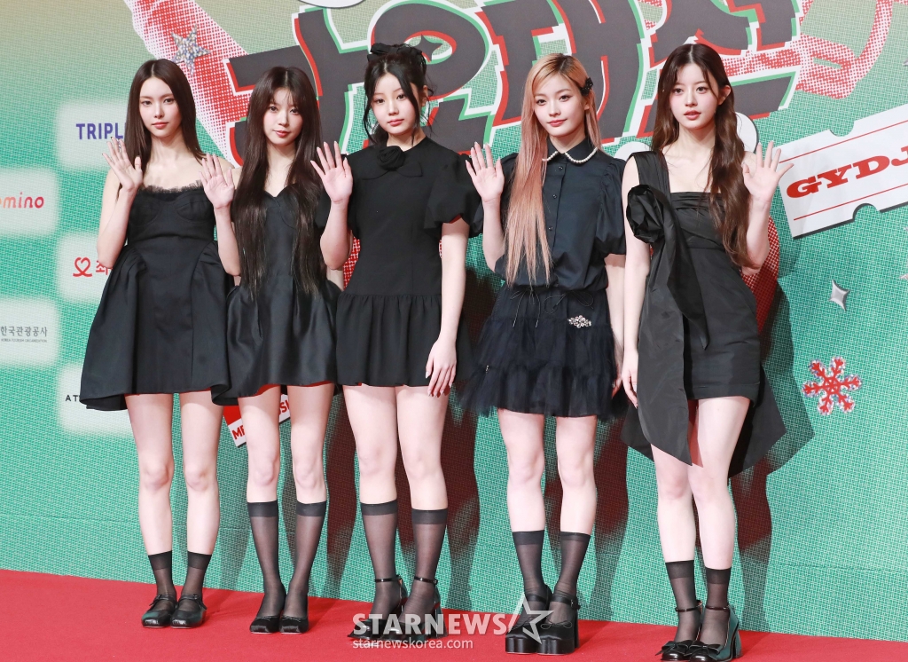 걸그룹 아일릿이 25일 오후 인천 인스파이어 리조트에서 진행된 2024 SBS 가요대전 레드카펫 행사에 참석해 포즈를 취하고 있다. /2024.12.25 /사진=이동훈 photoguy@