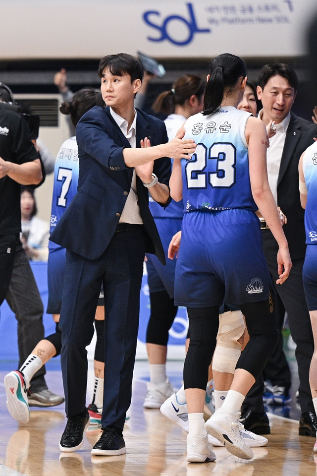 이시준 감독대행(왼쪽)이 홍유순을 격려하고 있다. /사진=WKBL 제공