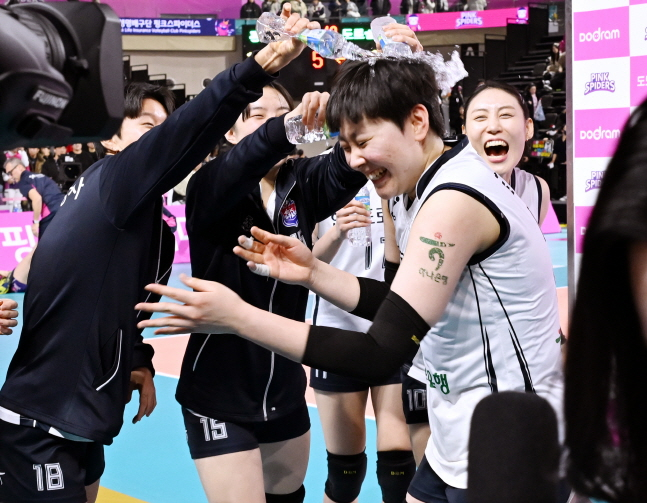 인터뷰를 마친 김다은(오른쪽에서 2번째)이 동료들로부터 축하 물세례를 받고 있다. /사진=KOVO 제공